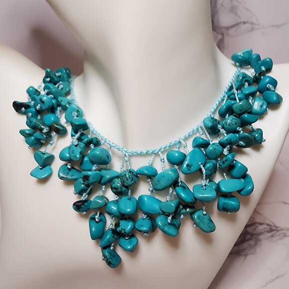 Turquoise colored chip bib Necklace - Picture 5 of 7